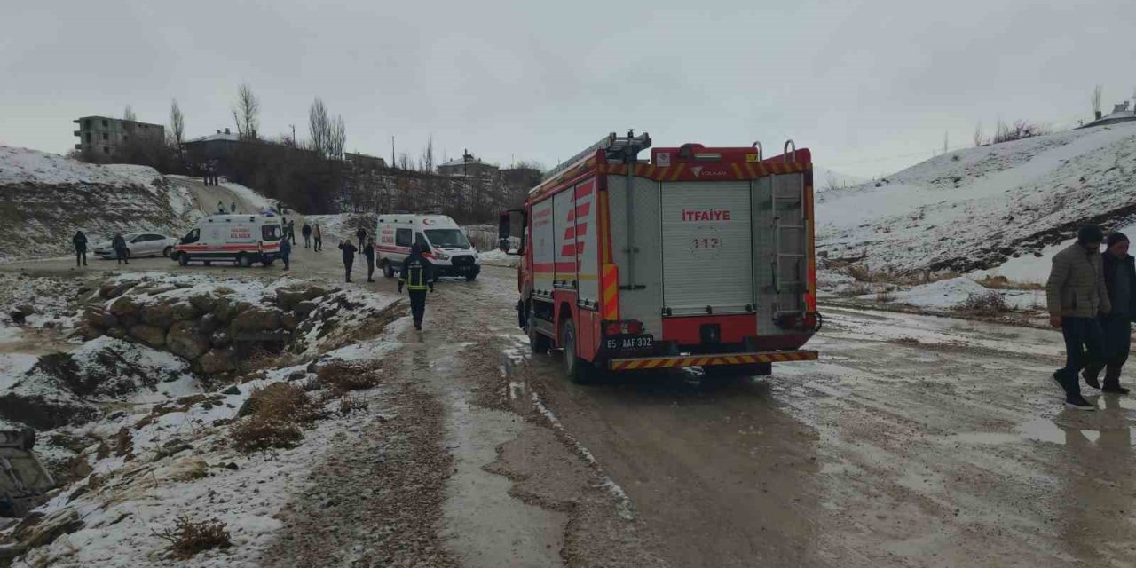 Van’da otomobil dereye uçtu: 3 yaralı