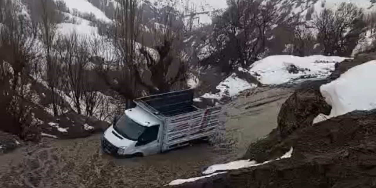 Hizan’da kar eridi, heyelan yolları kapattı