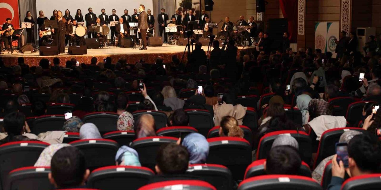 Erzincan’da kurtuluşun 108’inci yılına özel Türk halk müziği konseri düzenlendi