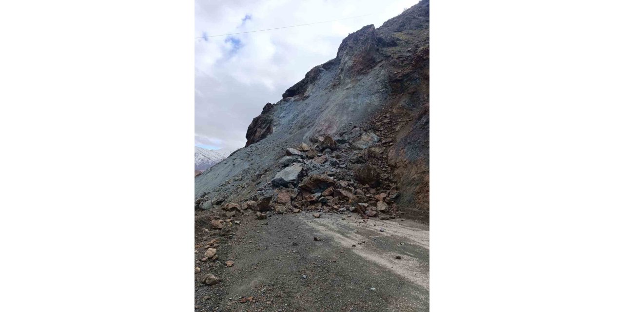 Elazığ’da heyelan yolu kapadı