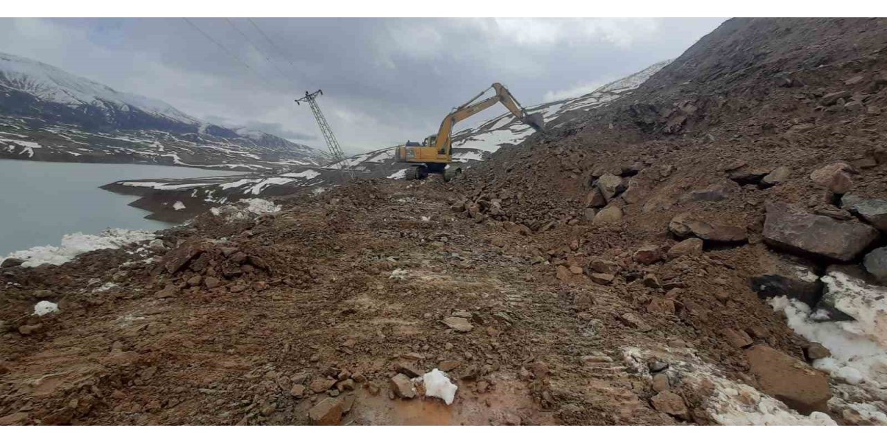Solhan’da heyelan ve yol çökmesine karşı yoğun mesai