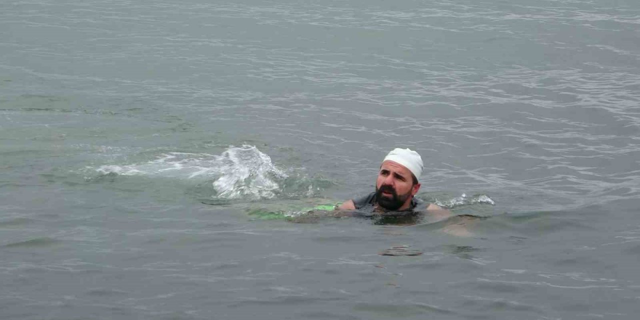 Dondurucu soğuğa meydan okudu: Van Gölü’nde şifa kulaçları