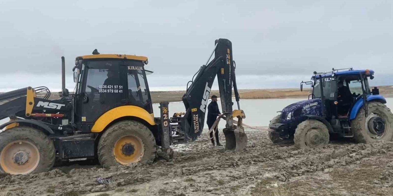 Van Gölü sahilinde çamura saplanan traktör kepçe ile kurtarıldı