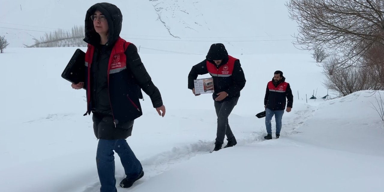 2 bin rakımda gıda seferberliği: Karlı yolları aşarak çocuklara bilgi taşıdılar