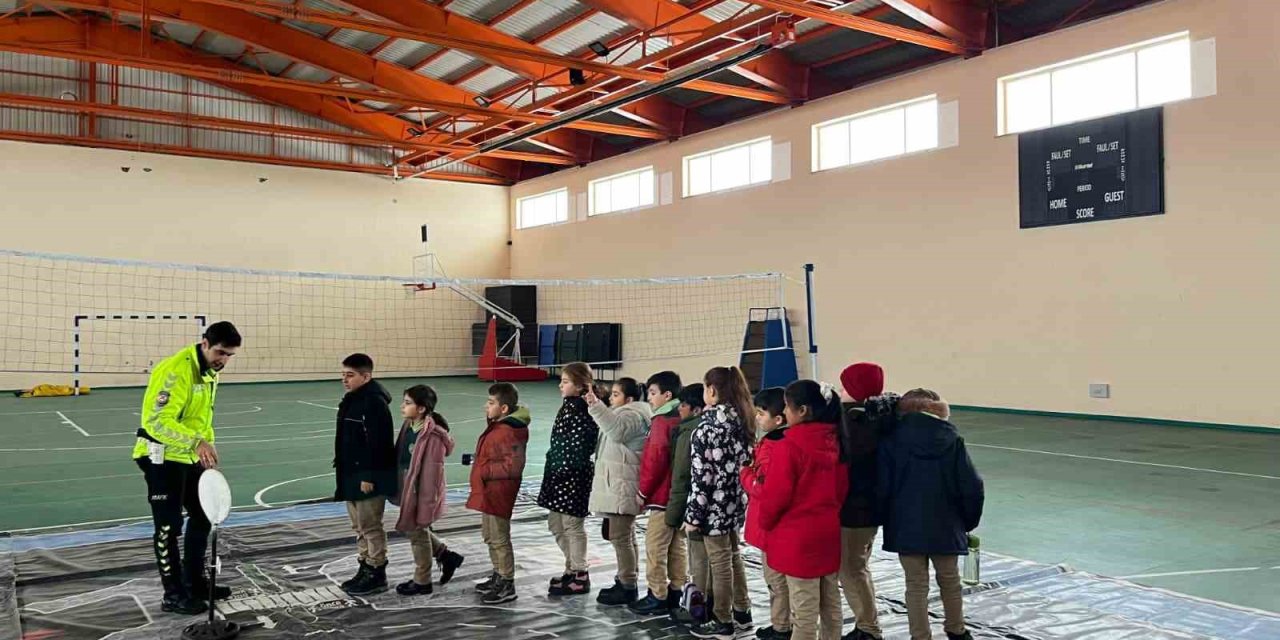 Arpaçay’da öğrencilere temel trafik eğitimi verildi