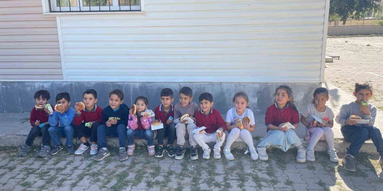 Güroymak’ta öğrencilere simit ve poğaça dağıtıldı