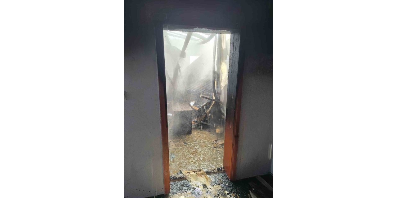 Çaldıran’da ev yangını