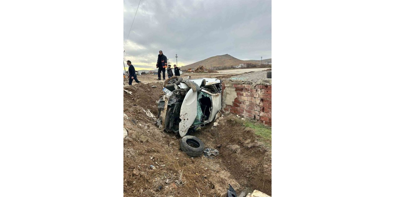 Elazığ’da otomobil aydınlatma direğine çarptı: 2 yaralı