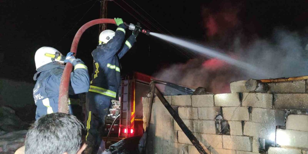 Van’da korkutan ahır yangını: 3 inek son anda kurtarıldı