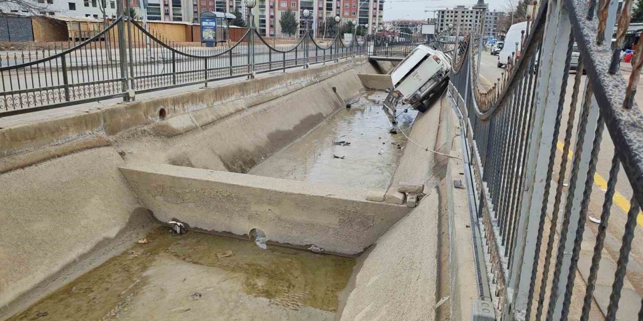Malatya’da kontrolden çıkan pikap kanala uçtu