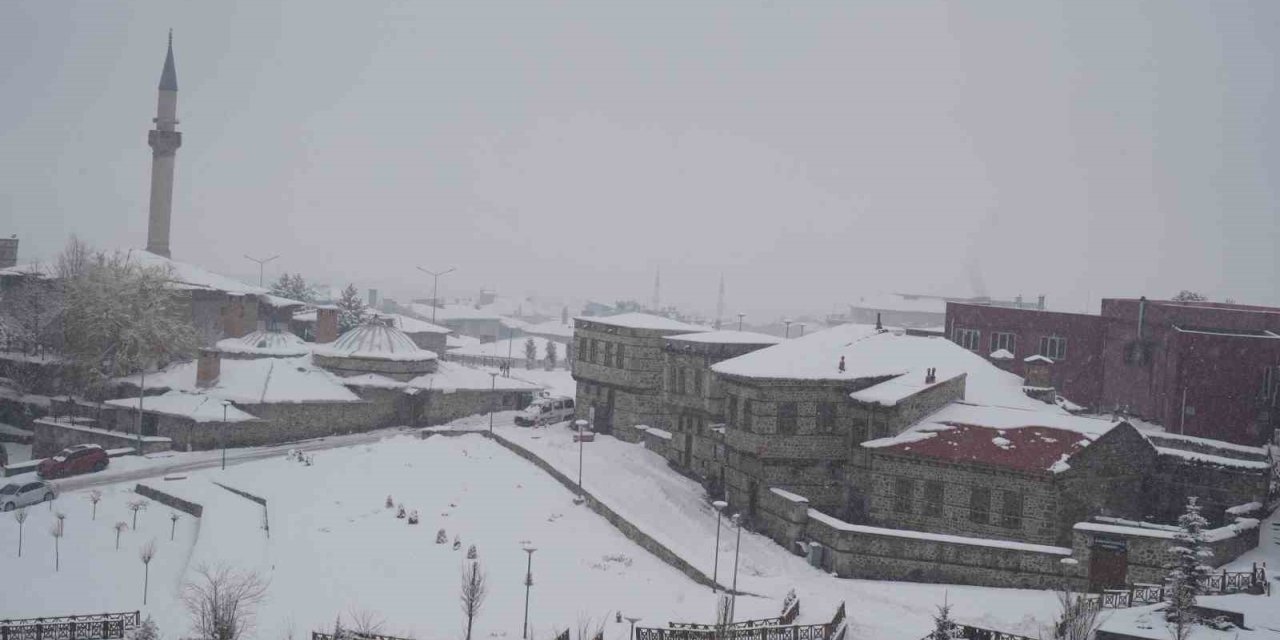 Doğu’ya kar yağmurla karışık geri geliyor