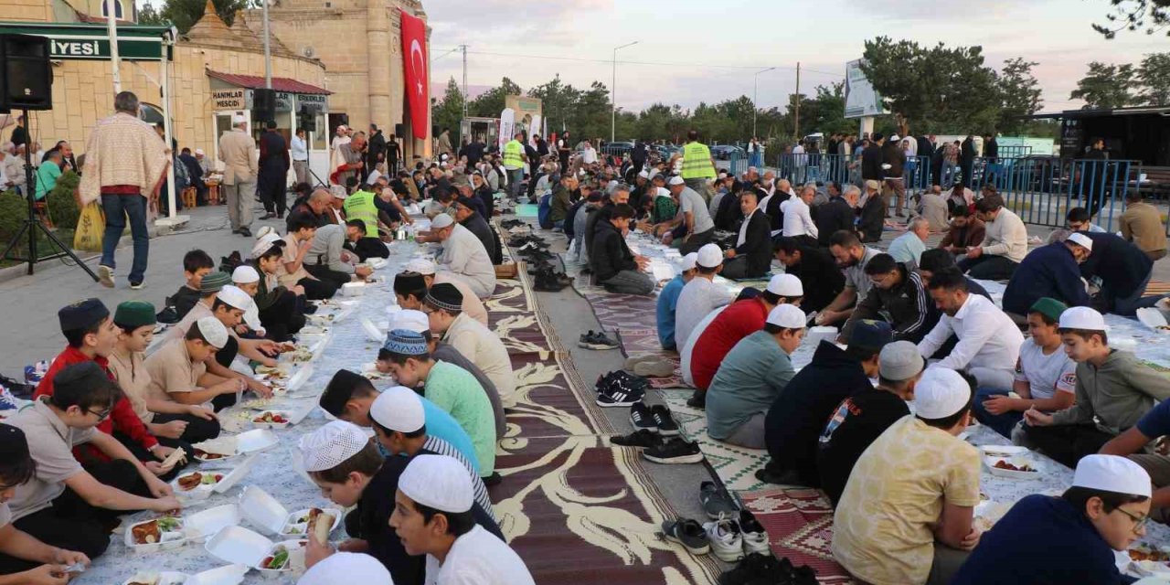 Erzincan’da Vakıflardan Terzibaba Sofrasında Ramazan iftarı