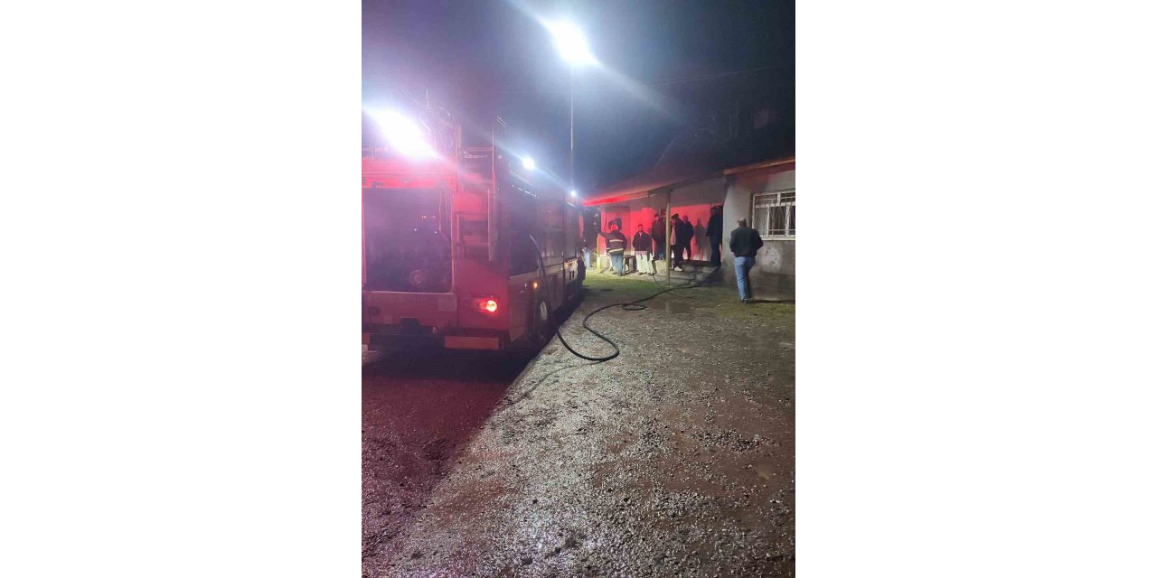 Karakoçan’da rüzgarın tutuşturduğu bacayı itfaiye ekipleri söndürdü