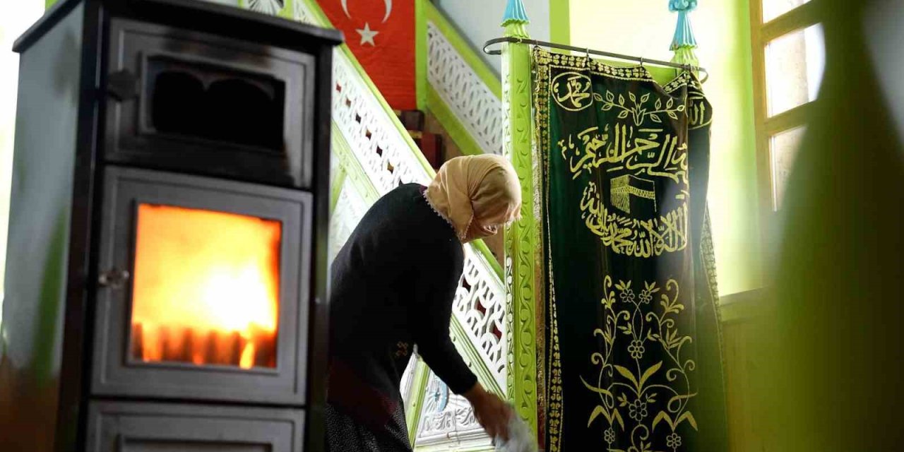 Köy Camisi imece usulü temizlendi