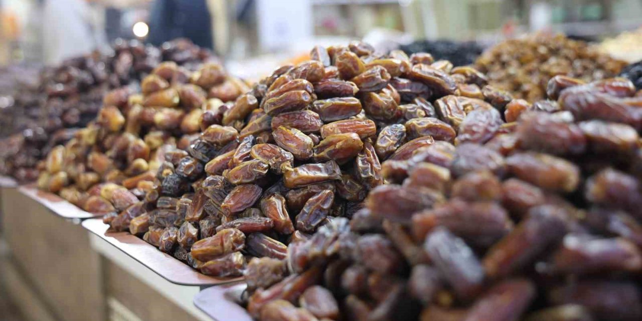 Ramazan ayının vazgeçilmezi hurma, tezgahlarda yerini aldı
