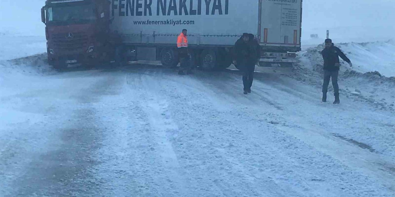 Karda kayan tır yolu ulaşımı kapattı