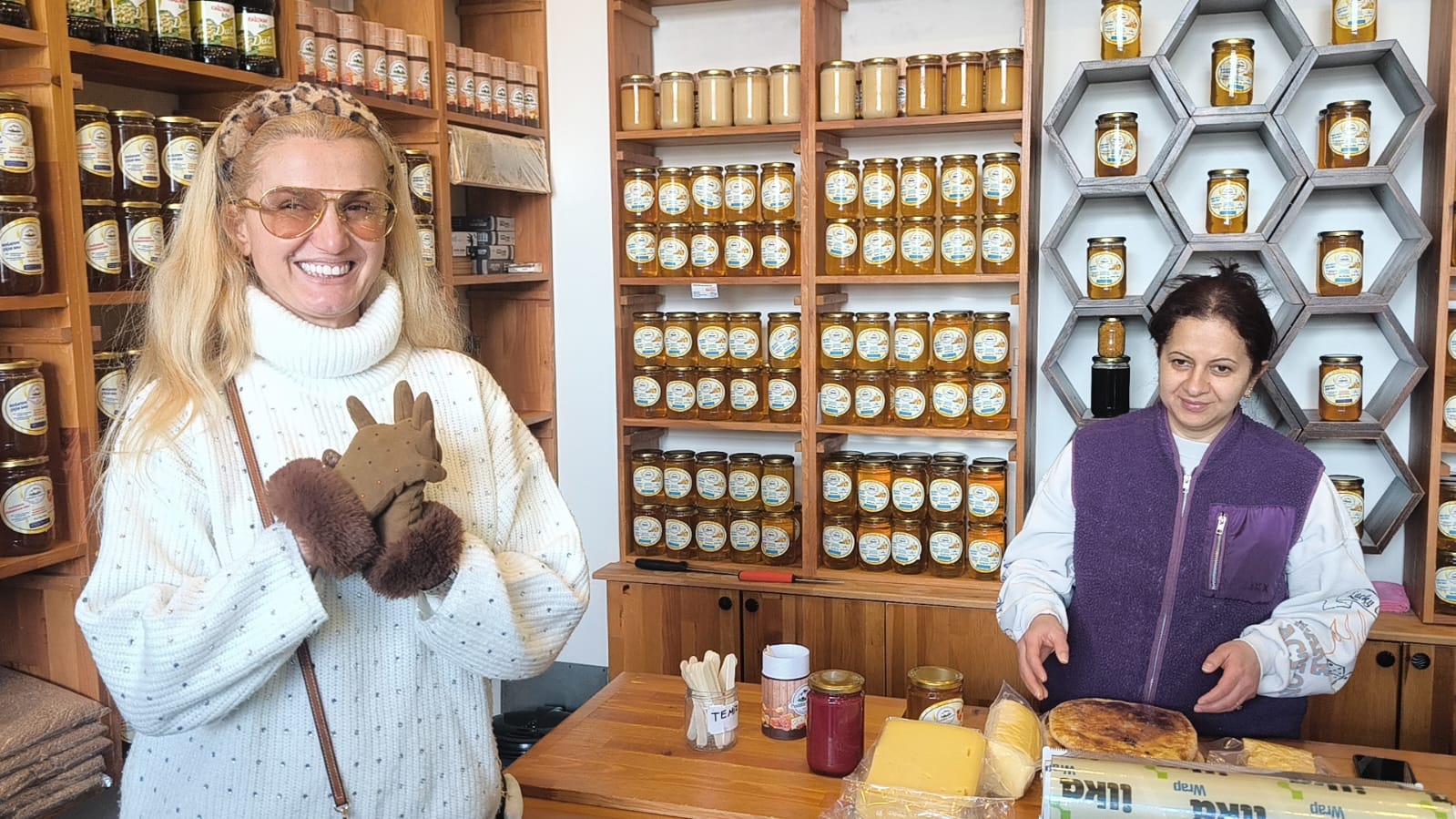 Sanatçı Tuğba Özay: "Emperyalizm halkları birbirine düşürüyor, oyunlara gelmemeliyiz"