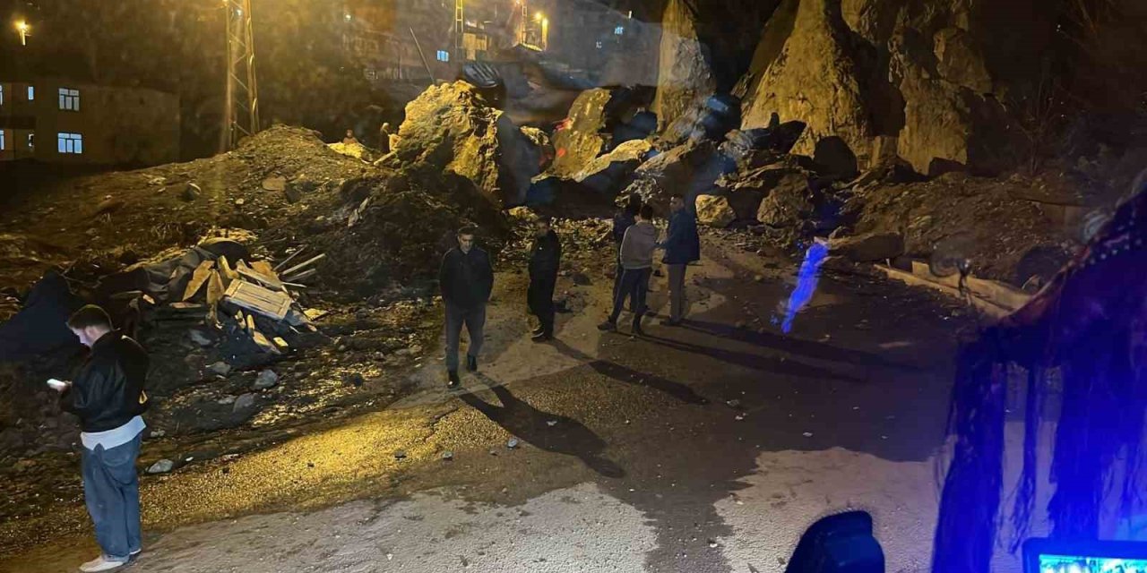Hakkari’de dev kayalar mahalle yoluna düştü