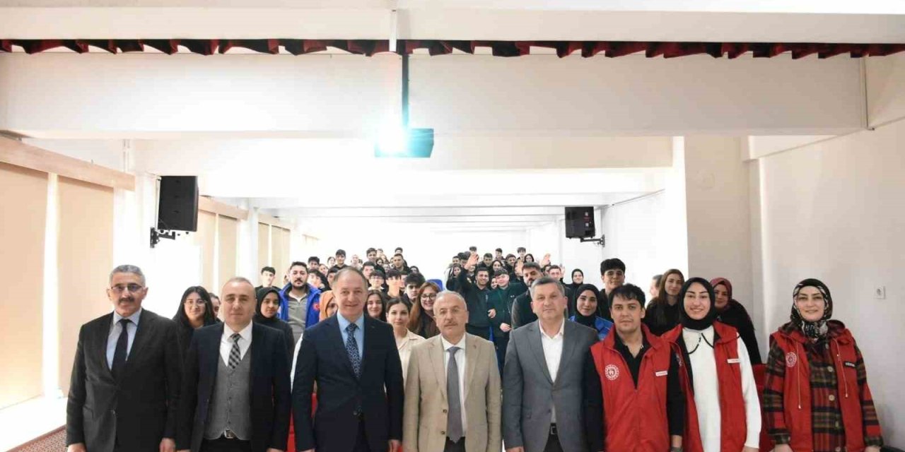 Çakmur; "Sizi başkanlarından ayıracak mutlak bir özelliğiniz olsun"