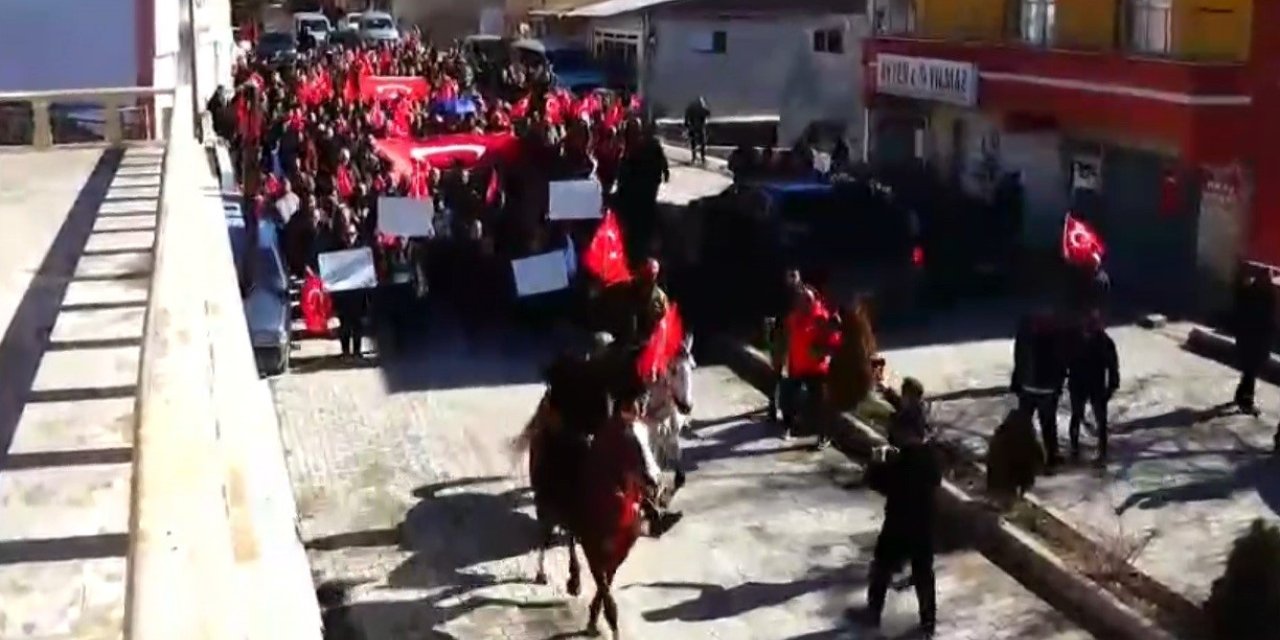 Tercan’da Kaymakam Duman’a şemsiye tartışması sonrası destek yürüyüşü