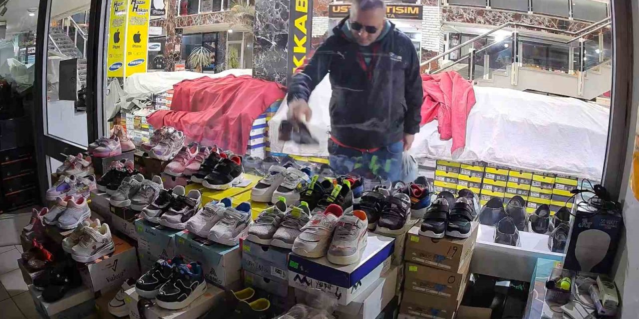 Önce beğendi ardından poşete koyup çaldı