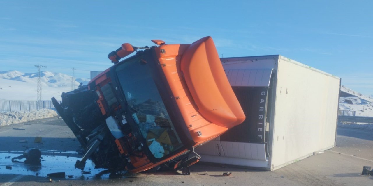 Bingöl’de tır devrildi: 1 yaralı