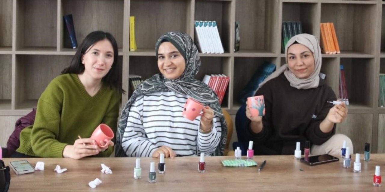 Öğrenciler kupa boyama etkinliğinde bir araya geldi