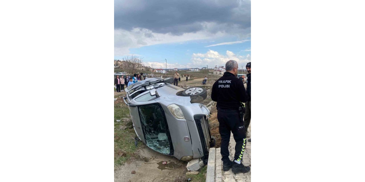 Hafif ticari araç şarampole devrildi: 1 yaralı