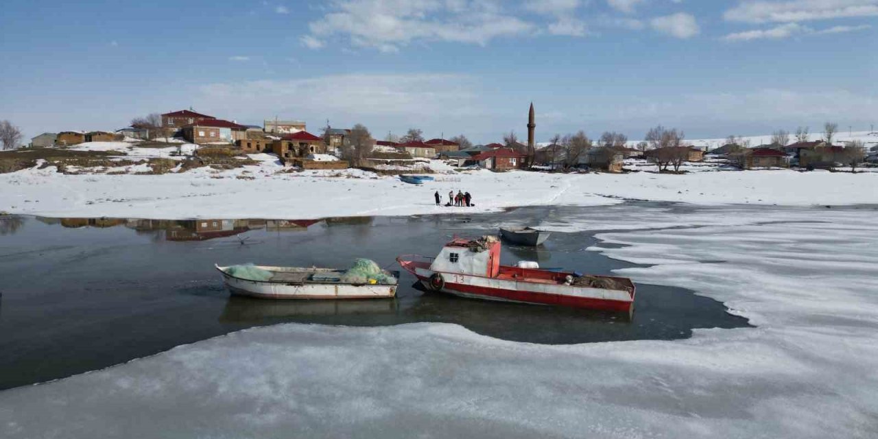 Bitlis’te donan göller erken ısınmayla çözülmeye başladı