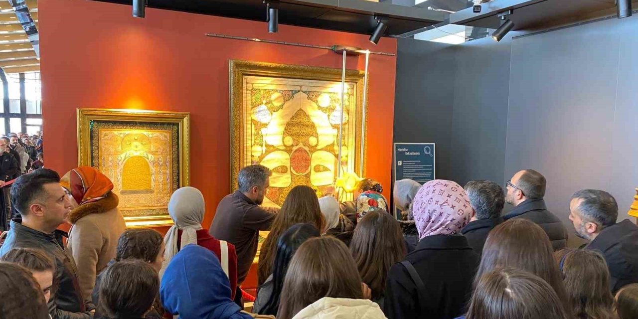 Devlet korumasındaki çocuklar, kutsal emanetler ve vakıf eserleri sergisini ziyaret etti