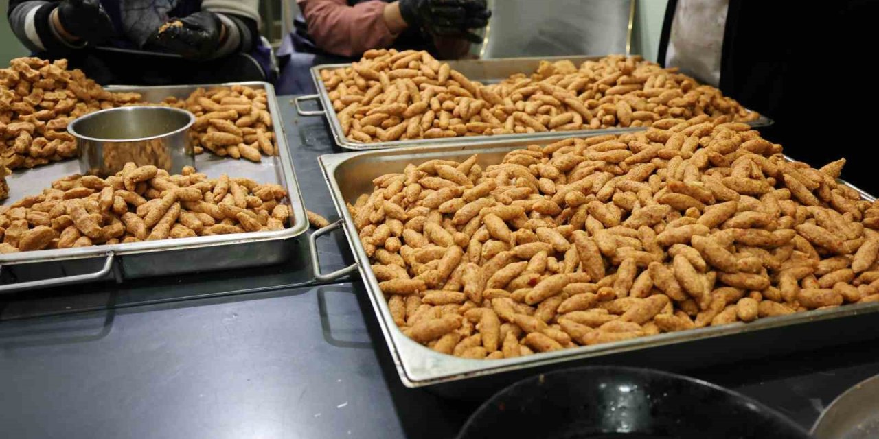 Gönüllüler el ele verdi her gün 250 ihtiyaç sahibine iftar hazırlıyor