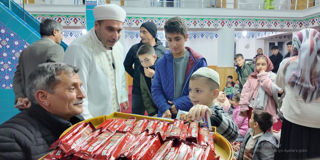 Teravihe gelen çocuklara imamdan ikramlar