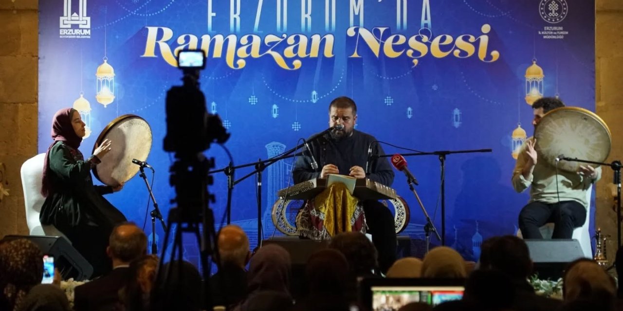 Yakutiye Medresesi’nde santurun zarif nağmeleri yankılandı