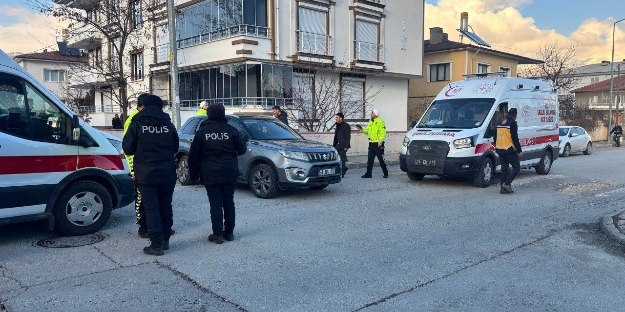 Erzincan’da iki otomobil çarpıştı: 2’i çocuk 3 kişi yaralandı