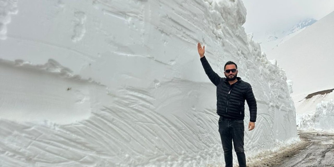 Şemdinli’de iş makinesinin boyunu bulan kar tünellerinde çalışma