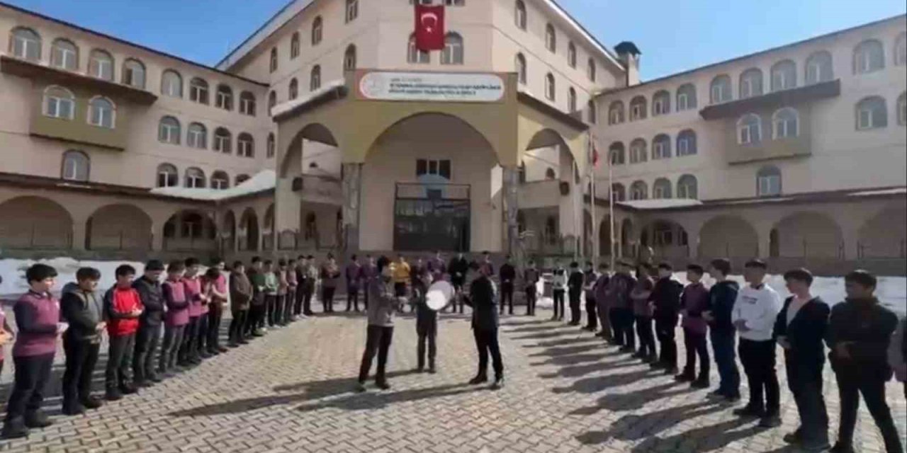 Ağrı Patnos’ta "Kâbe’de Hacılar" ilahisi okul bahçesinde hep bir ağızdan söylendi