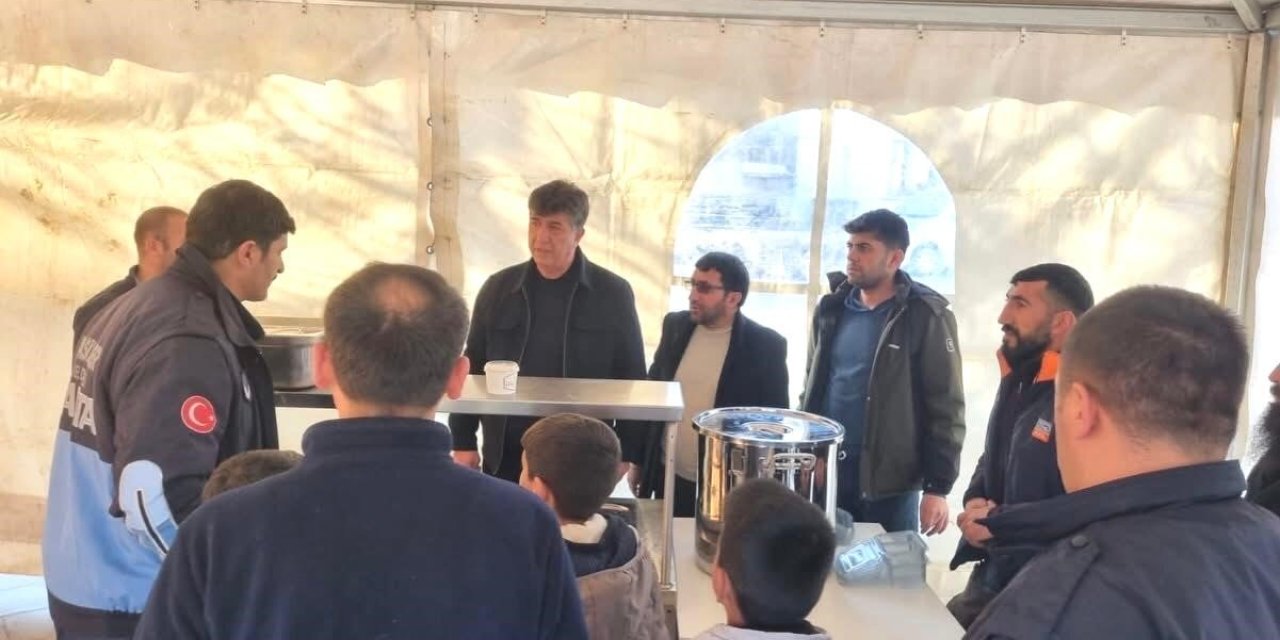 Pasinler Belediyesi’nden vatandaşa sıcak yemek ikramı