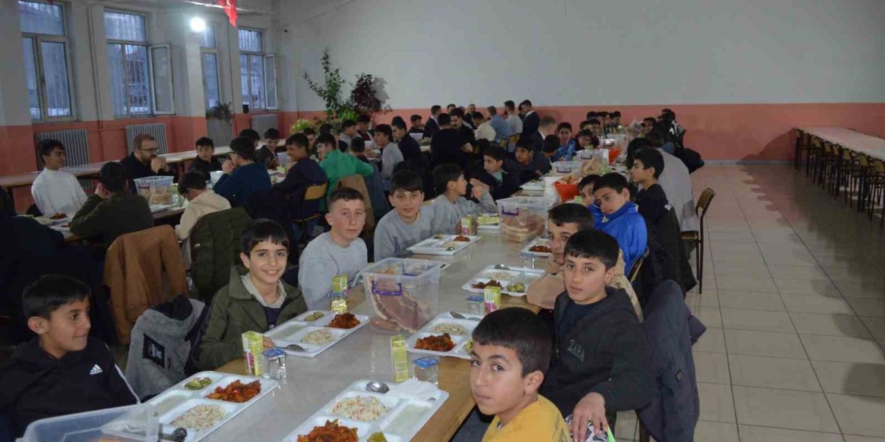 Kaymakam Koşansu öğrencilerle iftar sofrasında buluştu