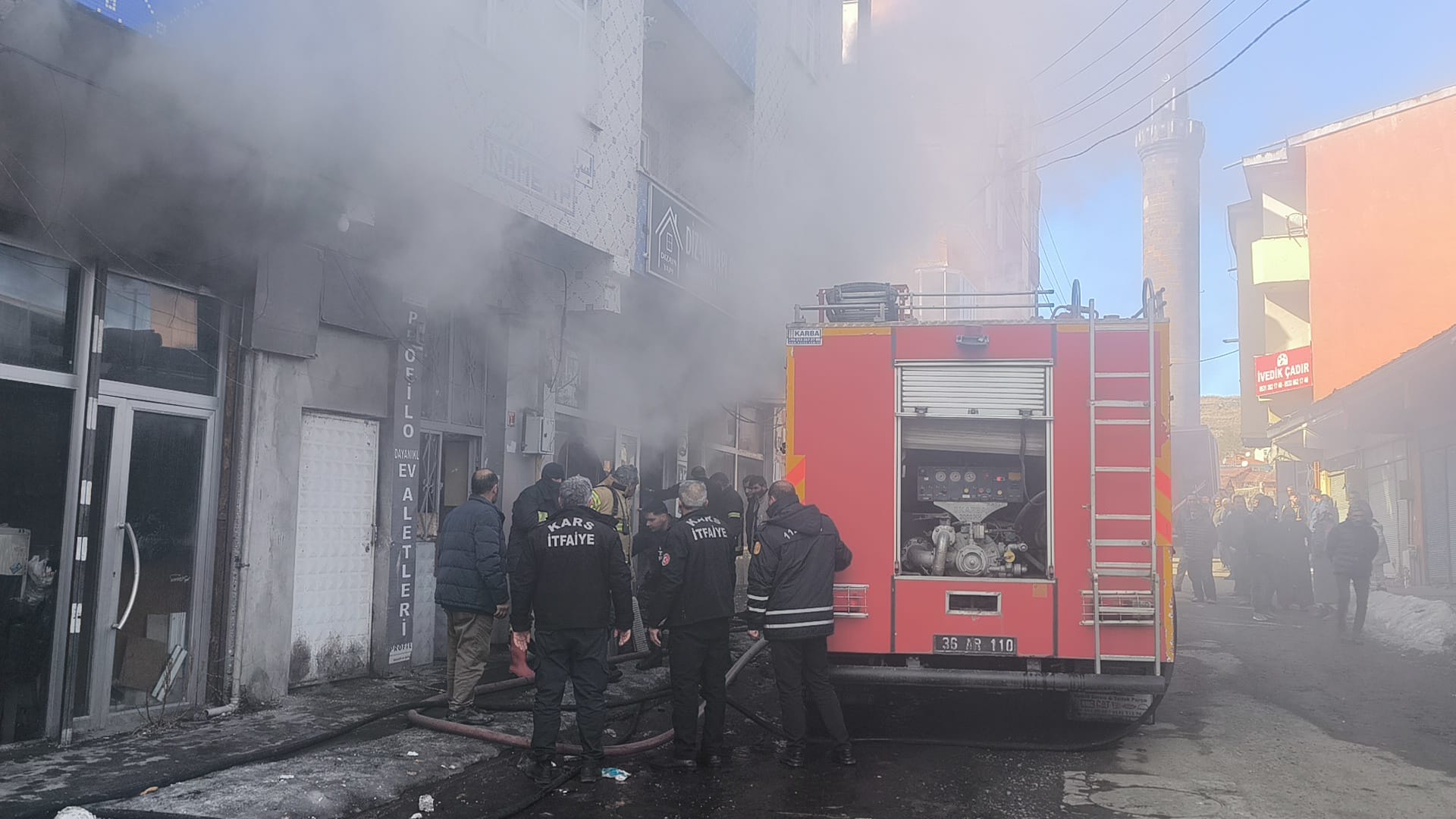 Kars'ta çıkan yangında mobilya deposu kül oldu