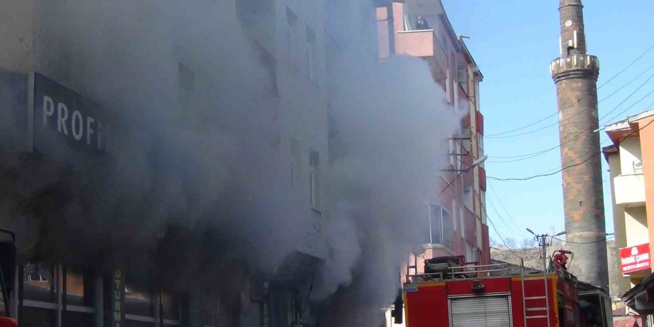 Kars’ta korkutan yangın: Mobilya deposu alevlere teslim oldu