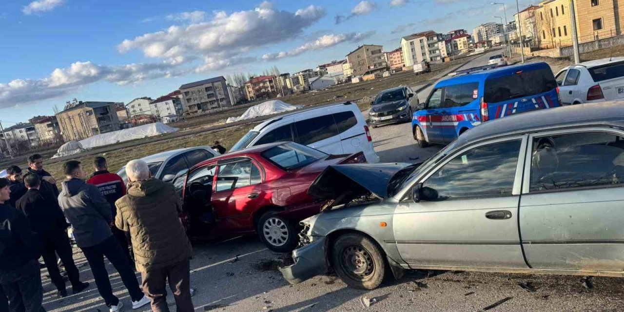 Muş’ta zincirleme kaza: 4 araç birbirine girdi