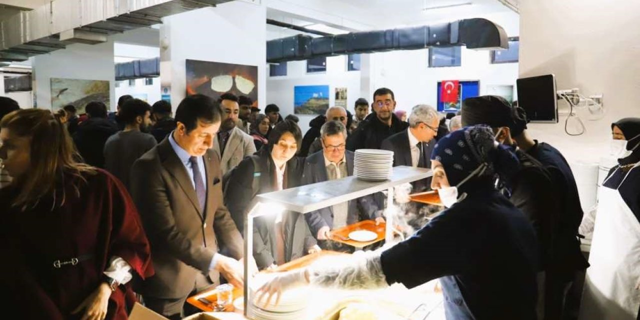 ARÜ Rektörü Emiroğlu, iftarda öğrencilerle buluştu