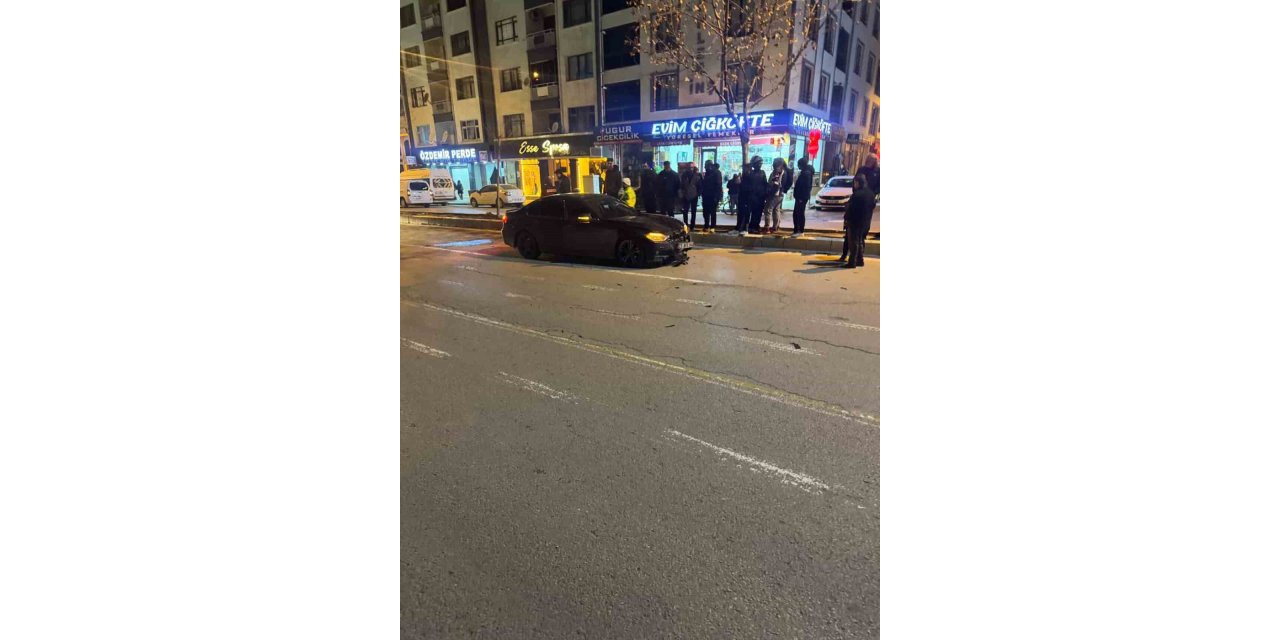 Otomobil, yayalara çarptı: 2 ağır yaralı