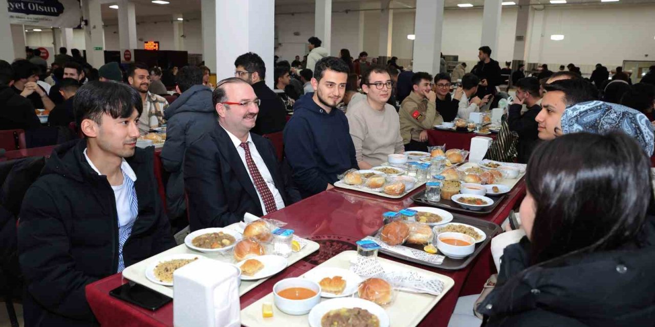Rektör Hacımüftüoğlu öğrencilerle iftar sofrasında buluştu