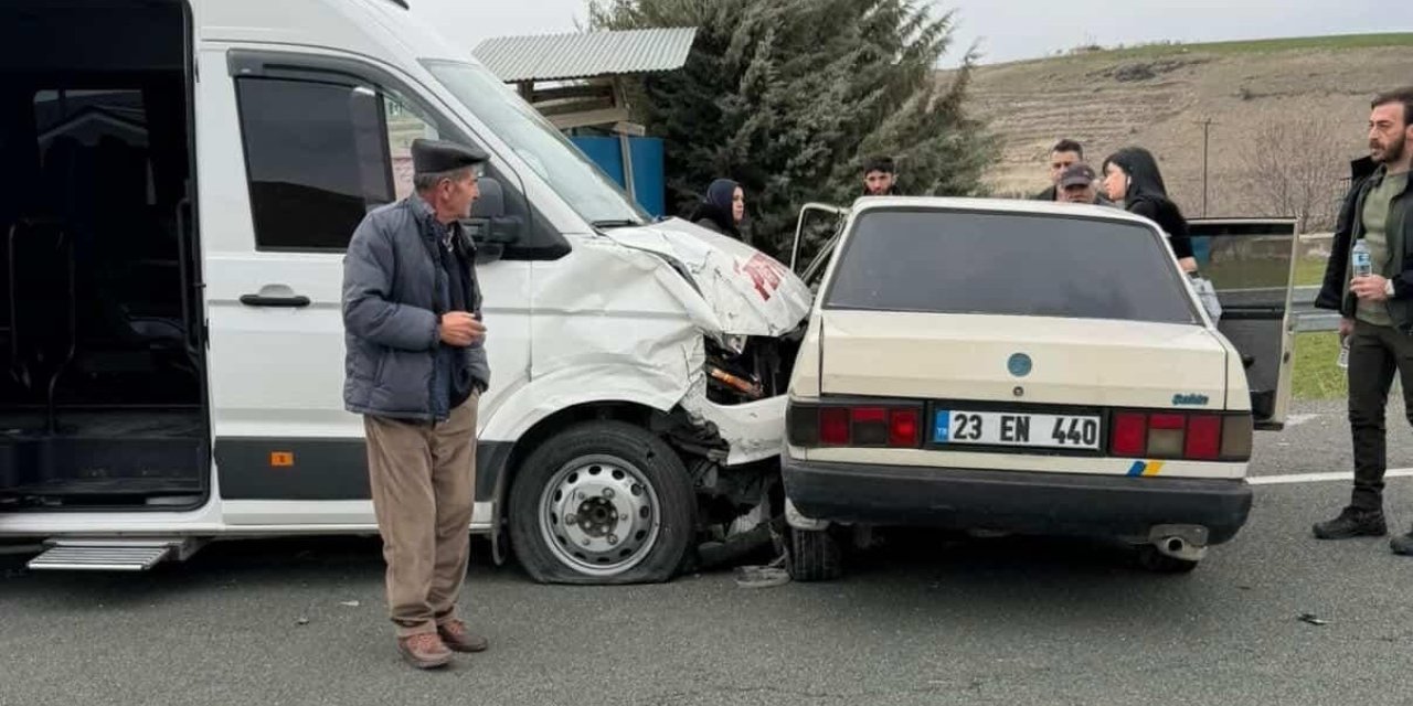 Minibüs ile Tofaş çarpıştı: 4 yaralı