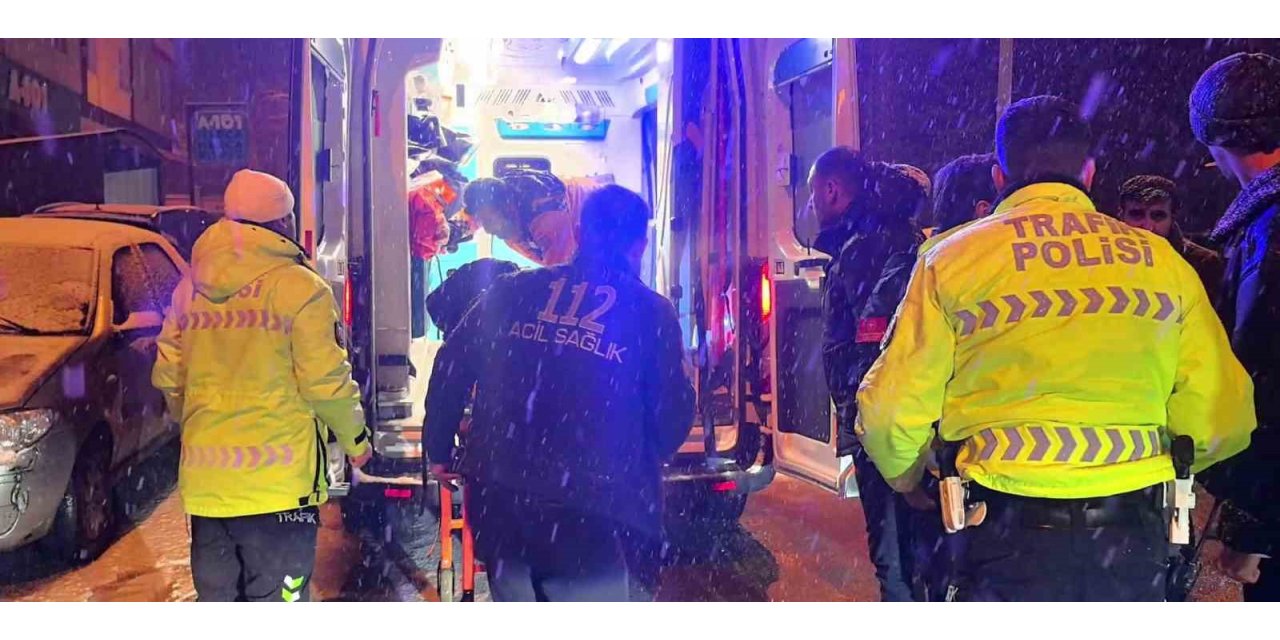 Kar yağışı kazayı beraberinde getirdi: Motokurye yaralandı