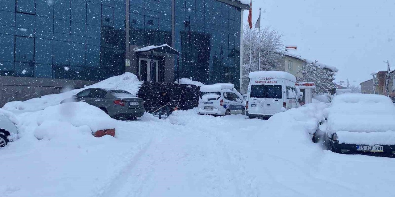 Karlıova’da kar kalınlığı 30 santime ulaştı