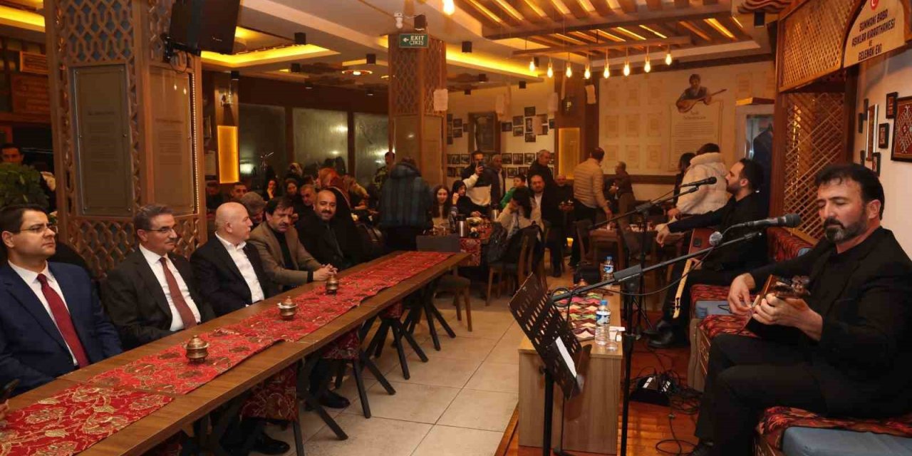 Vali Baruş ve Başkan Sekmen aşıkları dinledi