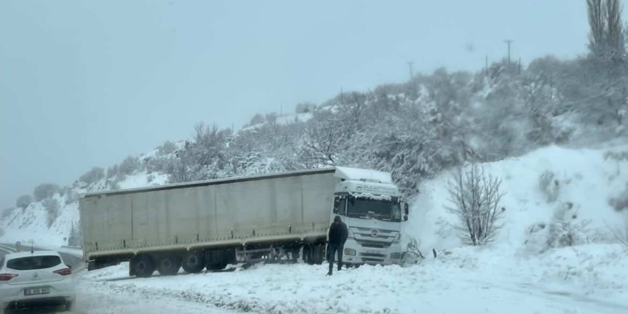 Elazığ’da şarampole kayan tır kara saplandı