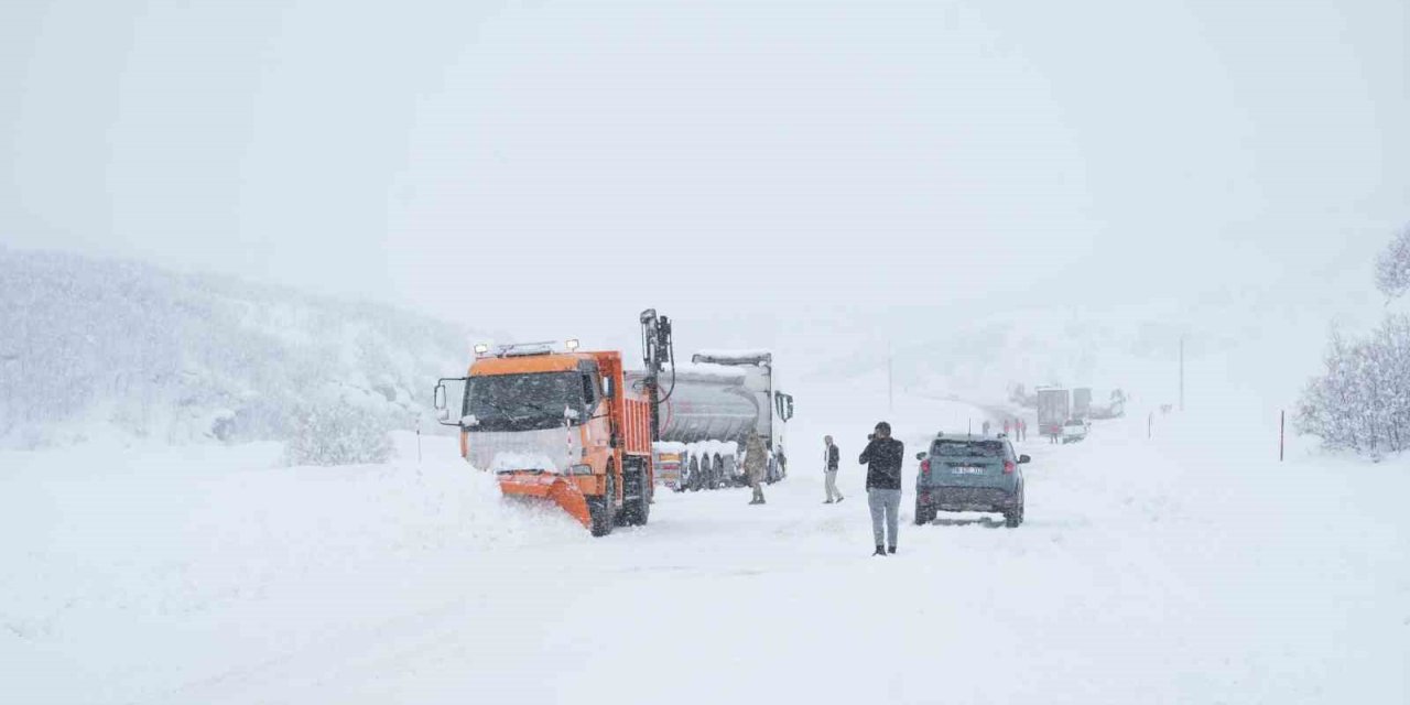 Mutki ve Kulp kara yolları kar ve tipi nedeniyle ulaşıma kapatıldı